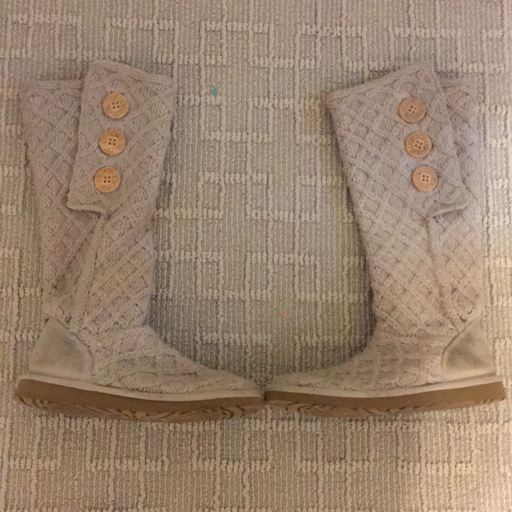 Light gray knitted uggs